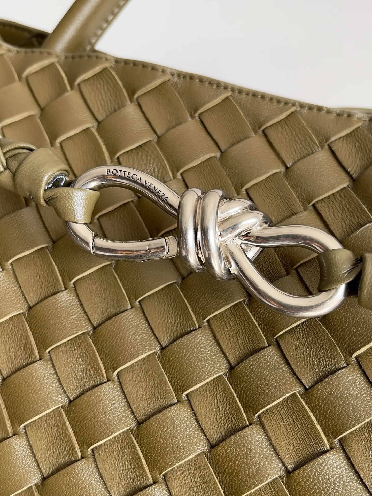 Batch 3760 Recently, the same style of bag that celebrities love is both high-end and practical. Michelle Yeoh, Kim Namjoon, Jing Boran, Tong Liya, Sun Qian, Wu Qianyu, Du Juan, Ma Yili and Bai Baihe are all carrying Bottega Veneta summer series Andiamo handbags. Andiamo has a simple structure and rounded lines. The whole piece is made of Nappa leather. It is comfortable, soft and dynamic. It adds interest to daily life and can be easily matched with various styles. Andiamo handbags are available in three sizes: small, medium and large. There are many colors to choose from, which can meet different needs. You can really carry it whether it is daily or attending events. Style number: 743575 Size: 45*22*34 including handle height 44cm